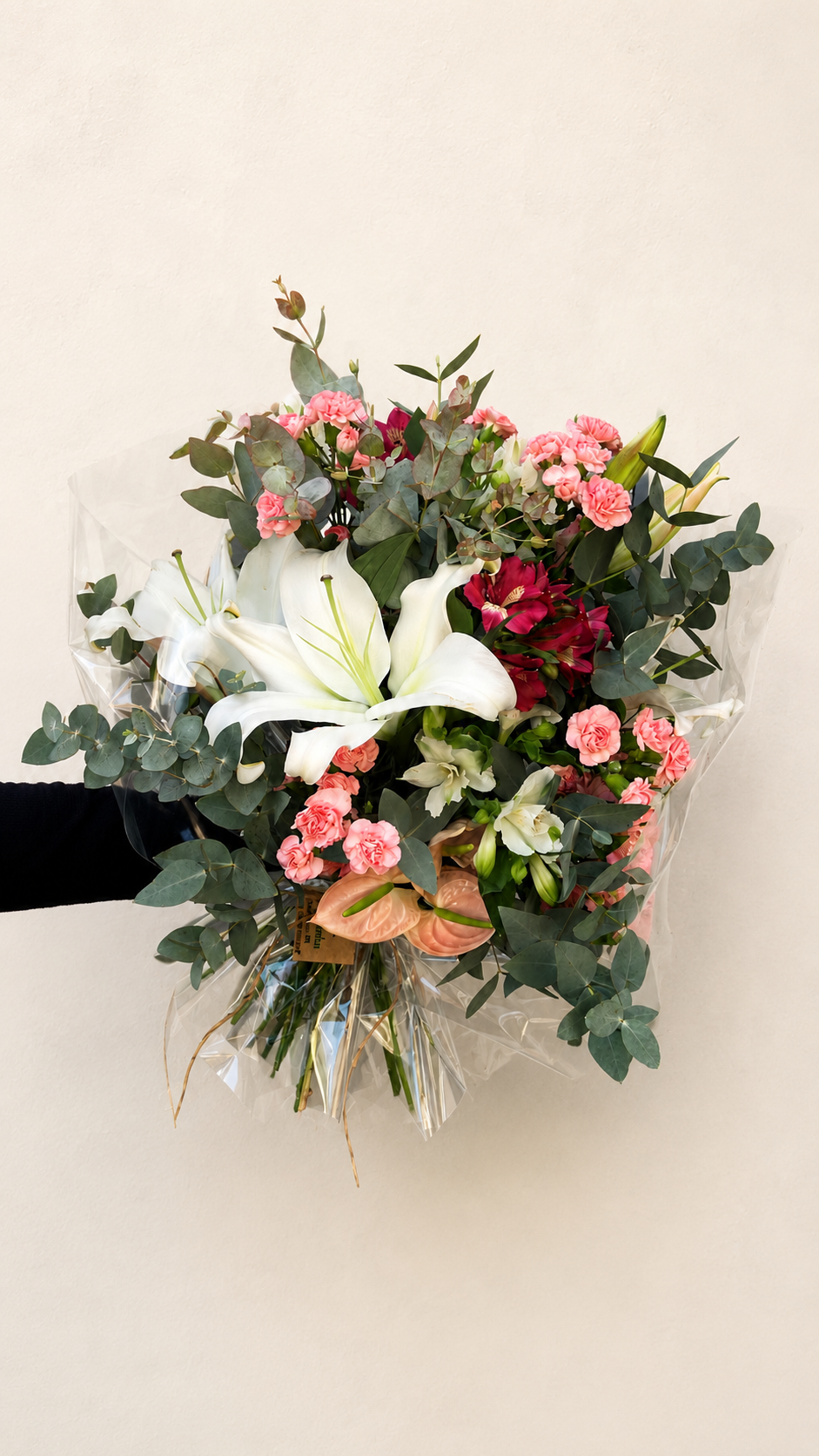 Buquê de flores com lírios brancos e flores em tons de rosa para presentear