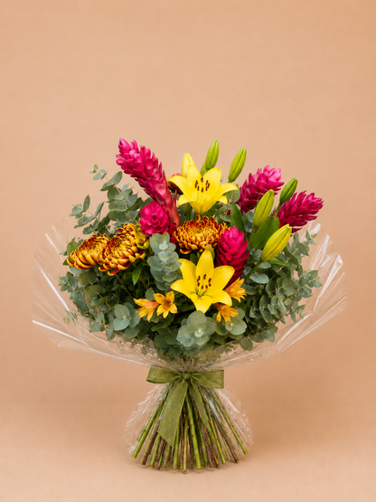 Buquê do Dia com lírios amarelos e flores vermelhas, tamanho M