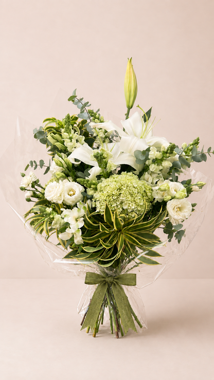 Buquê mix de flores brancas com lírios e folhagens, tamanho GG