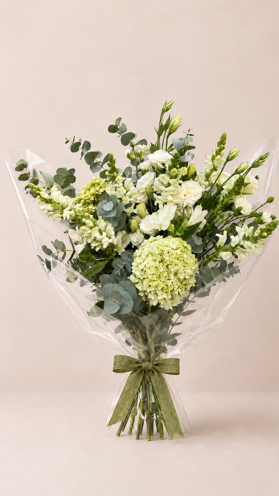 Buquê mix de flores brancas com folhagens, tamanho M