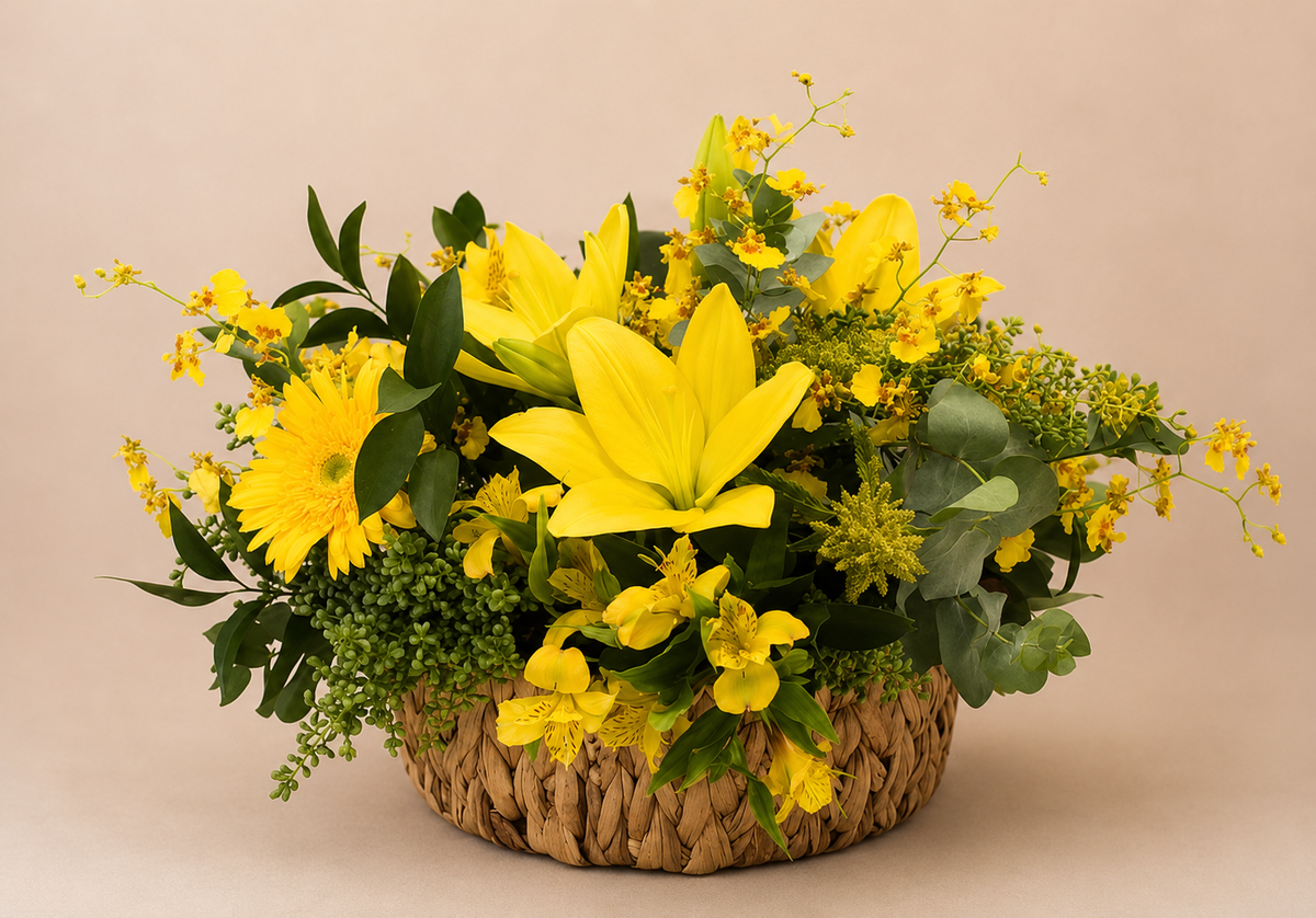 Arranjo do dia com lírios e flores amarelas em cesto de palha