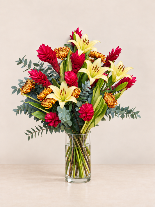 Arranjo do Dia com lírios amarelos e flores vermelhas em vaso de vidro, tamanho GG