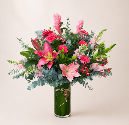 Arranjo mix de flores cor de rosa com lírios em vaso de vidro, tamanho G