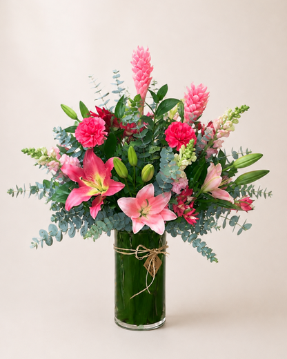 Arranjo mix de flores cor de rosa com lírios em vaso de vidro, tamanho M