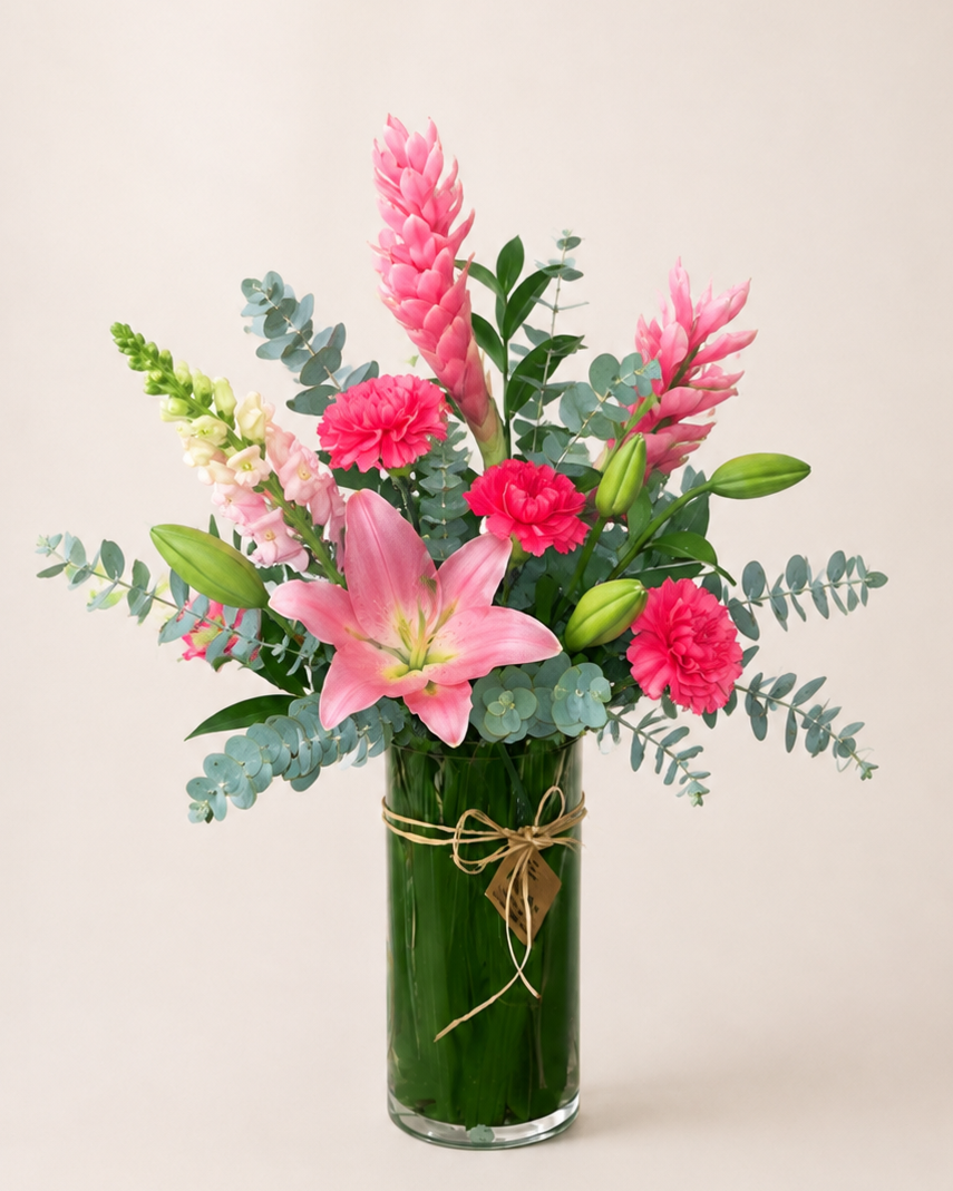 Arranjo mix de flores cor de rosa com lírios em vaso de vidro, tamanho P