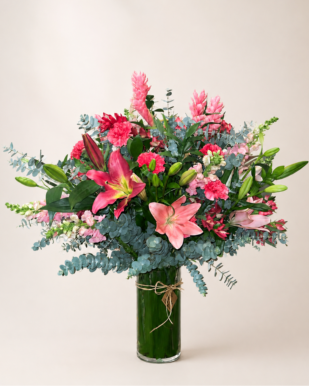 Arranjo mix de flores cor de rosa com lírios em vaso de vidro