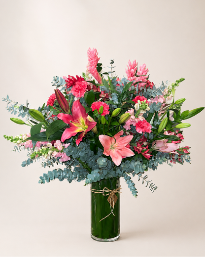 Arranjo mix de flores cor de rosa com lírios em vaso de vidro