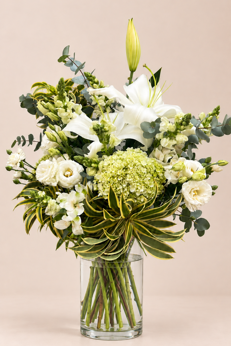 Arranjo mix de flores brancas com lírios em vaso de vidro, tamanho GG