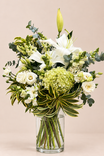 Arranjo mix de flores brancas com lírios em vaso de vidro, tamanho GG