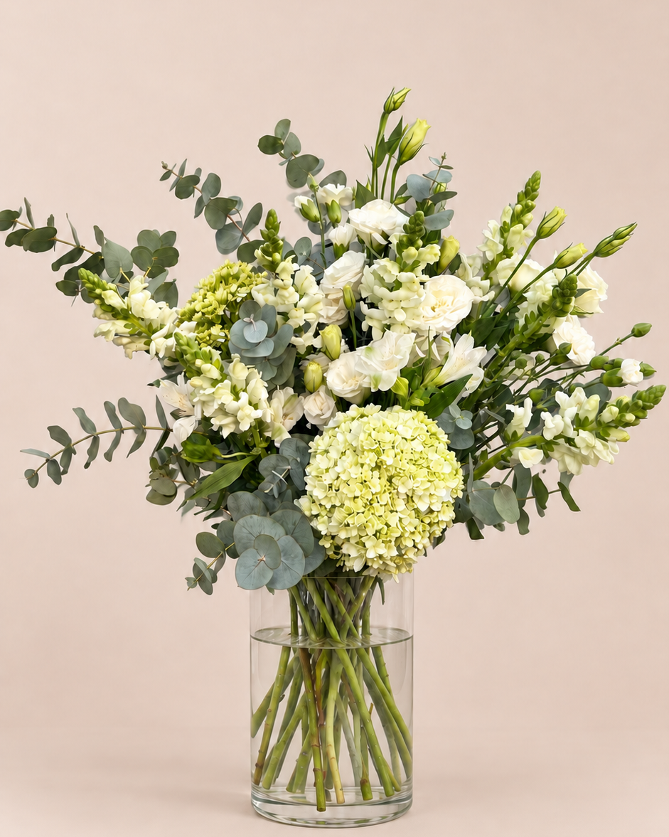 Arranjo mix de flores brancas em vaso de vidro, tamanho M